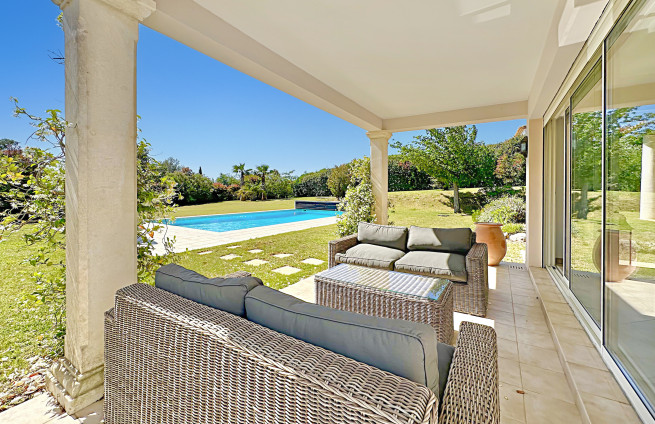 covered-terrace-villa-grimaud-summer-evenings-garden-view