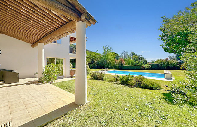 villa-reve-cote-azur-piscine-jardin