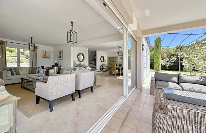 Lichte woonkamer met open haard, Villa Grimaud, met toegang tot een terras