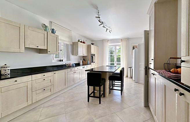 fully equipped kitchen - villa Grimaud - pantry - laundry room - private estate