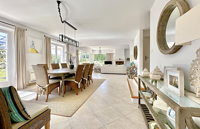 salle-a-manger-villa-grimaud