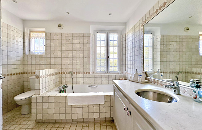 luxury bathroom villa grimaud walk-in shower bath