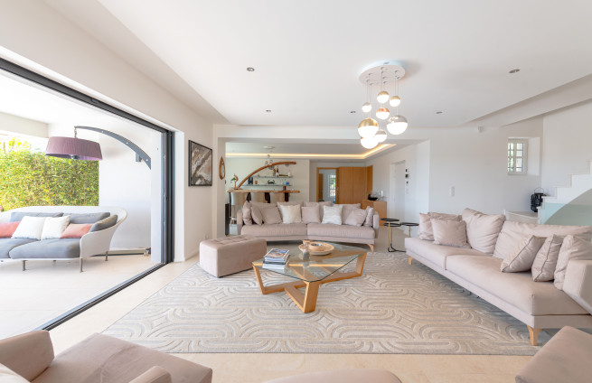 salon-villa-baie-vitree-vue-mer-saint-tropez