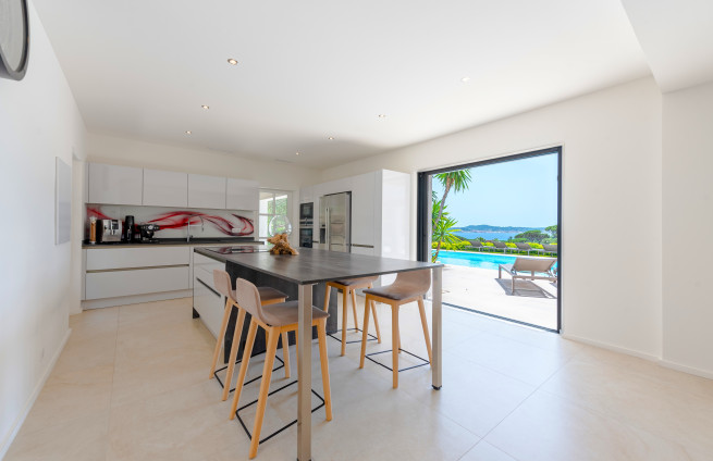 Volledig uitgeruste, luxe keuken in een villa in Sainte-Maxime.