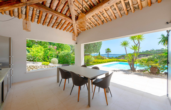 cuisine-exterieure-terrasse-couverte-villa-cote-azur