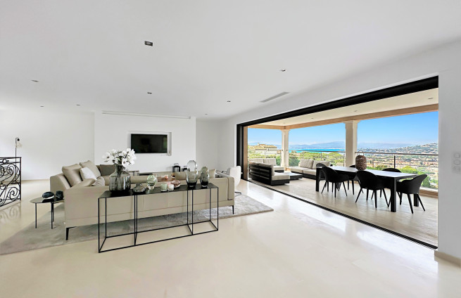 woonkamer-eetkamer-terras-uitzicht op zee-Sainte-Maxime