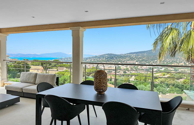 terras-panoramisch-zee-uitzicht-Sainte-Maxime