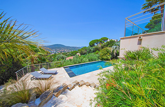 piscine-privee-cuisine-exterieure-villa-luxe