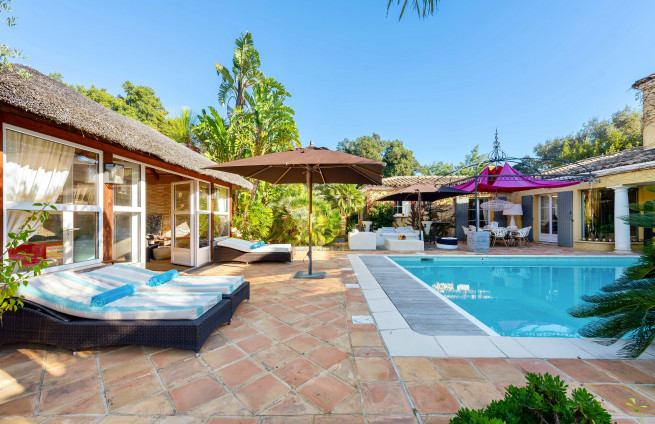 pool-house-dejeuner-famille-terrasse-ombragee