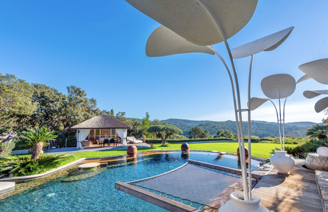 tuin-hangmat-zwembad-lagune-gigaro-schaduw-palmbomen