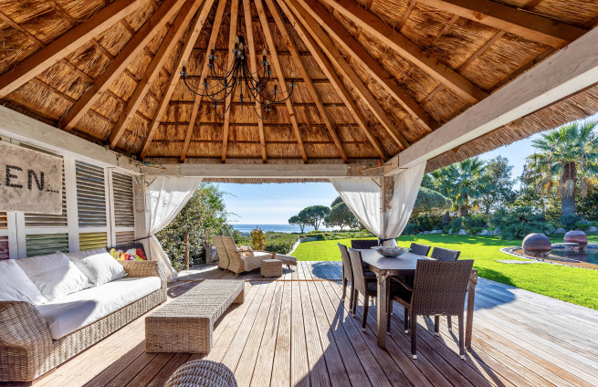 pool-house-contemporain-terrasse-bois-vue-mer-cote-azur