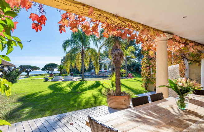 covered terrace with sea view - Gigaro real estate