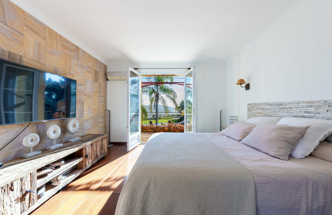 master bedroom with sea view, bathtub, shower, and gigaro