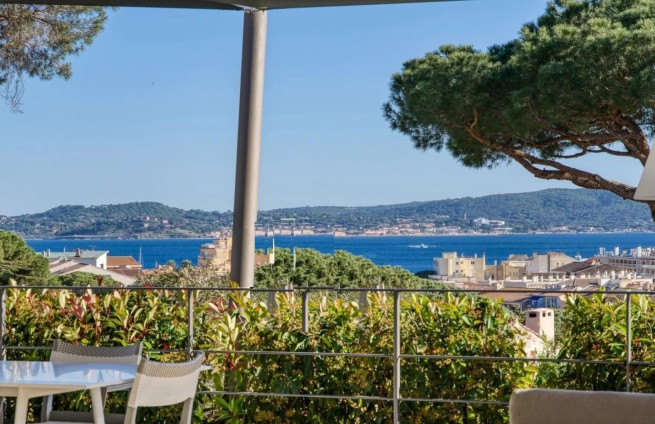panoramisch uitzicht op zee in Saint-Tropez