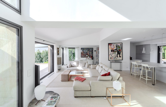 open woonkamer, terras en zwembad