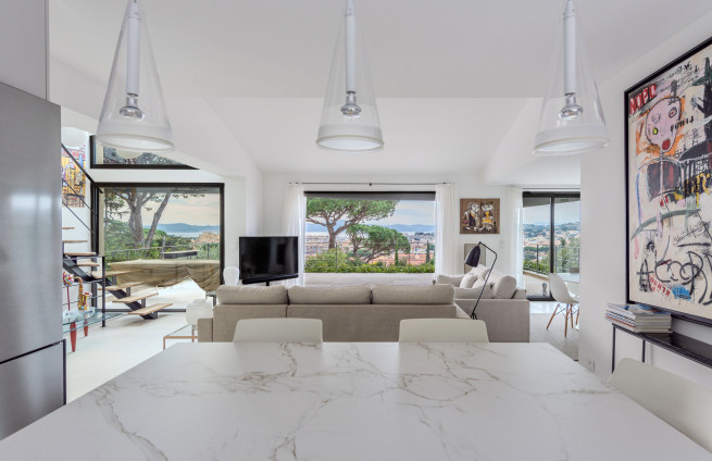 Volledig uitgeruste keuken met uitzicht op zee in Sainte-Maxime.