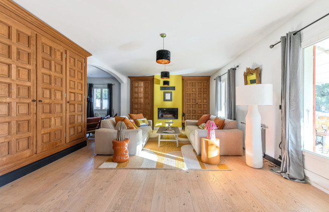 Een uitnodigende woonruimte voor drie personen