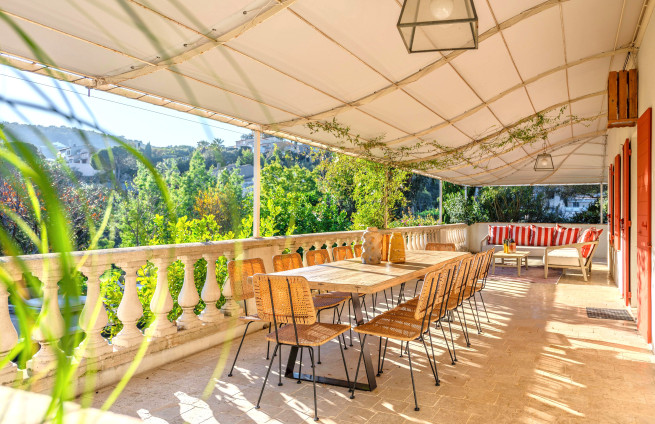coin-repas-exterieur-sous-pergola-cote-azur