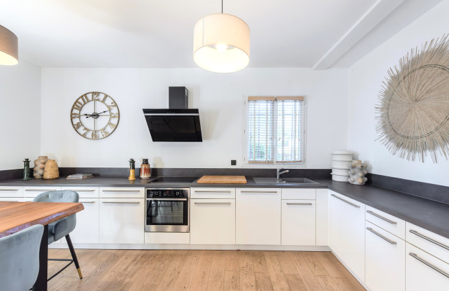 cuisine-moderne-equipee-villa-croisette-sainte-maxime