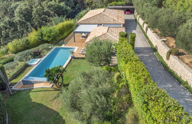 Contemporary architect-designed villa in Saint-Tropez