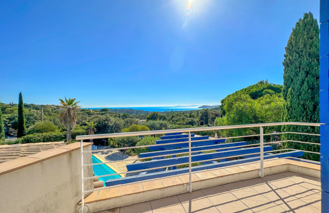 terrasse-vue-mer-piscine-ensoleillée