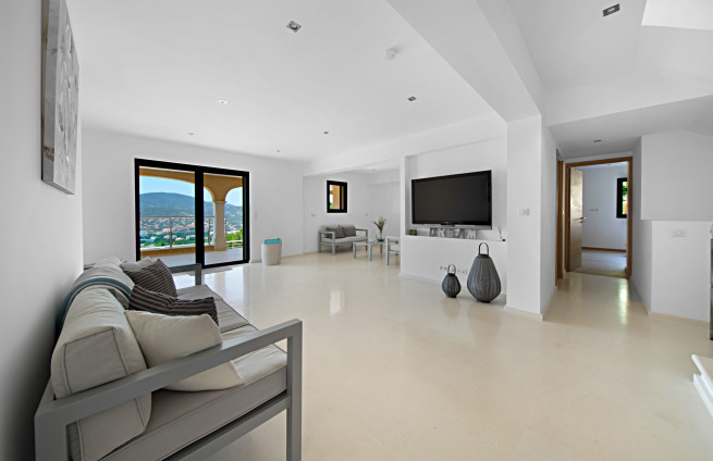 bright-guest-room-design-villa-sainte-maxime