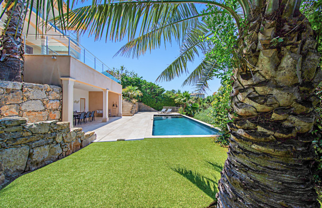 espace-detente-piscine-ambiance-lounge-sainte-maxime