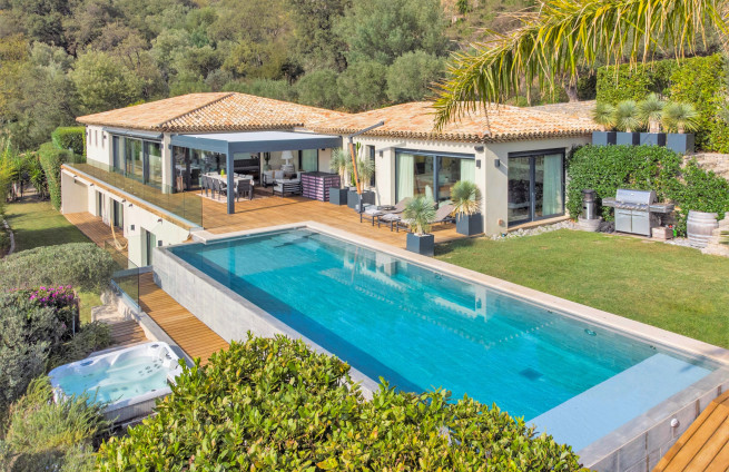 Moderne villa in Beauvallon, Bartole, met uitzicht op zee.