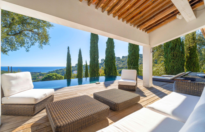 luxury house with pool, jacuzzi, and jacuzzi