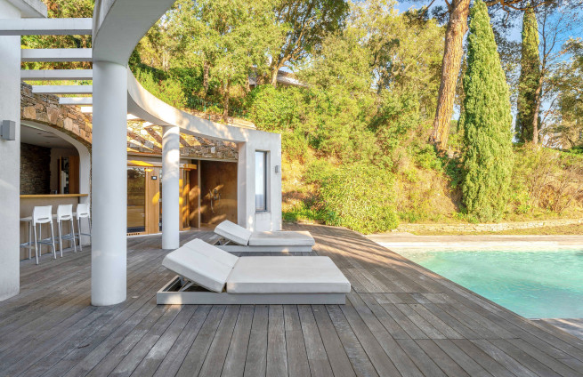 second-pool-terrace-jacuzzi-gigaro