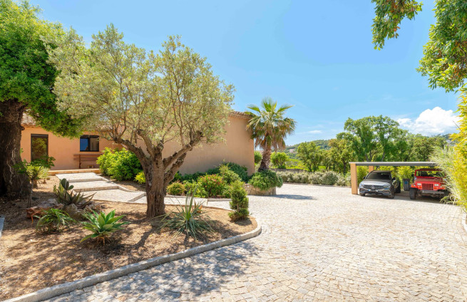 paved driveway, carport, parking, villa, Var