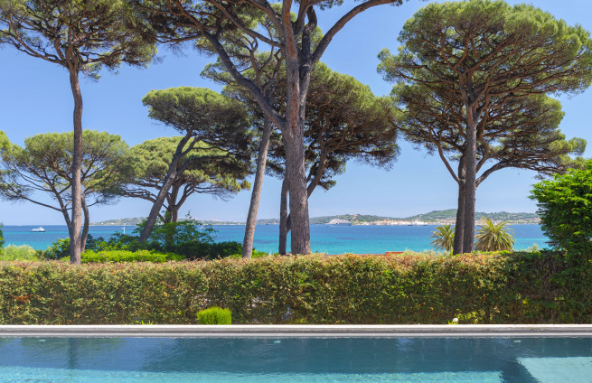 villa in Grimaud met uitzicht op het overloopzwembad en de Golf van Saint-Tropez