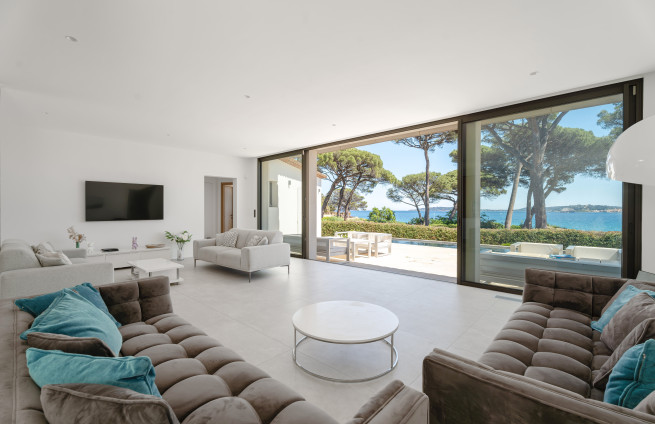 salon-lumineux-baie-vitrée-vue-mer-villa-luxe-Grimaud