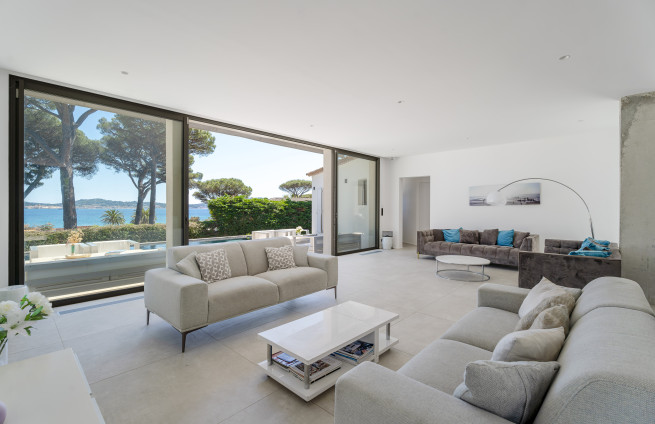Lichte woonkamer met uitzicht op zee - villa Grimaud