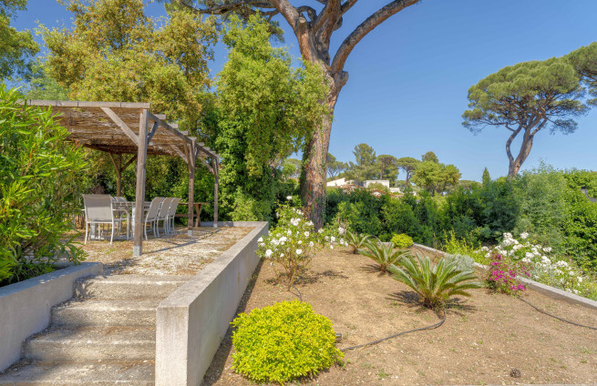luxury villa surrounded by greenery - Grimaud