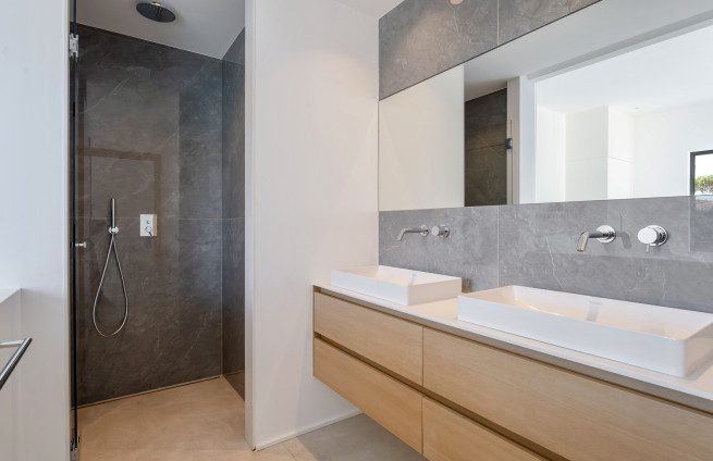 Luxury en suite shower room - Villa Grimaud