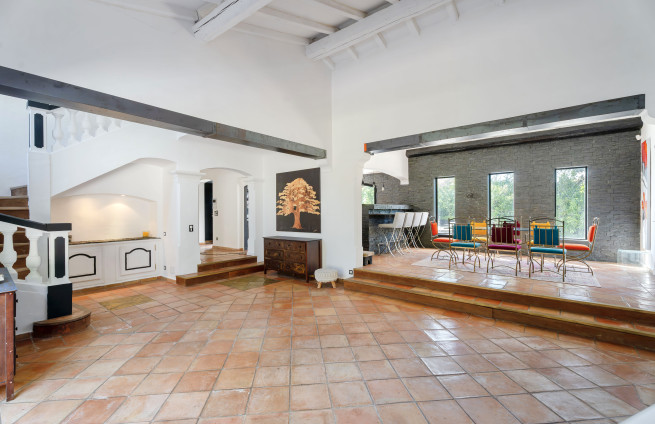 living room with bay windows and fireplace - Villa Gassin