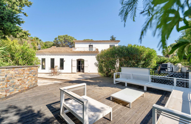 terrasse-ensoleillee-cuisine-exterieure-vue-jardin