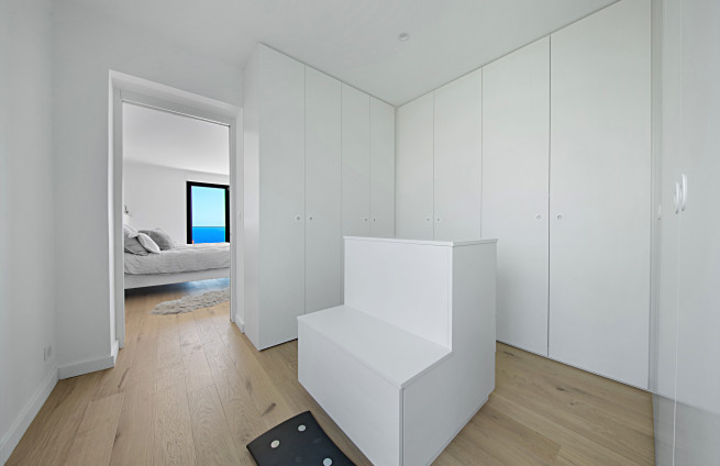 Custom-made dressing room with sea view