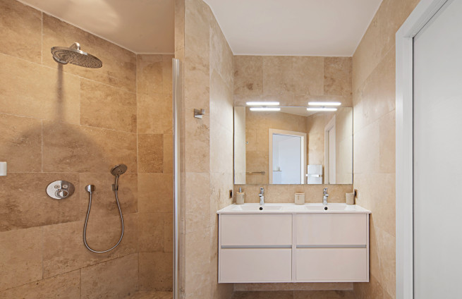 marmeren doucheruimte