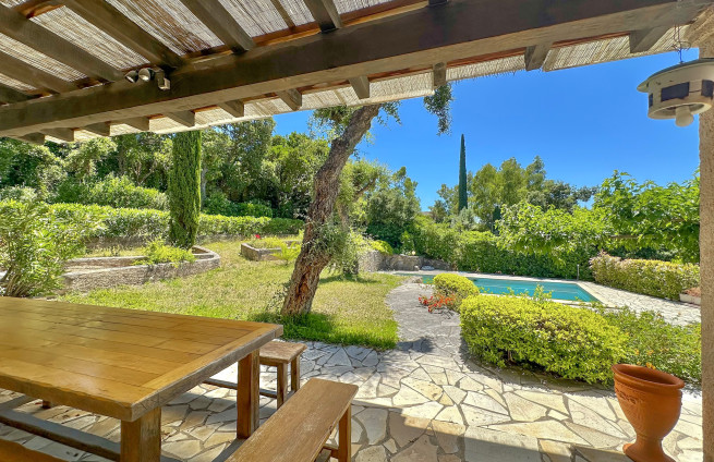 terrasse-ombre-villa-La-Croisette-dejeuner-plage-pied