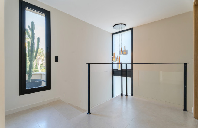 Designvilla met royale woonruimtes en uitzicht op zee.