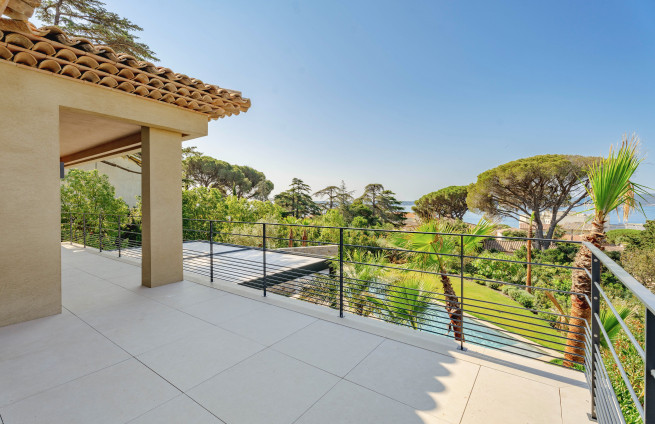 Sunny terrace with sea view in Sainte-Maxime