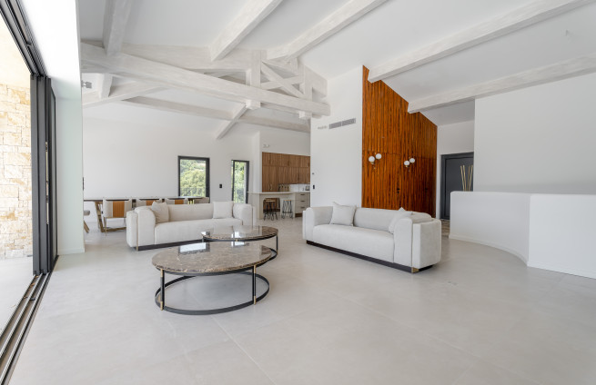 salon-lumineux-villa-luxe-grimaud-ouverture-terrasse