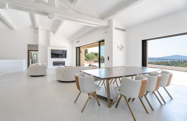 salle-à-manger-terrasse-vue-mer-cote-d-azur