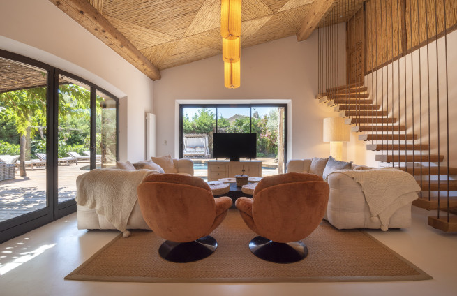 lichte woonkamer met toegang tot het zwembad