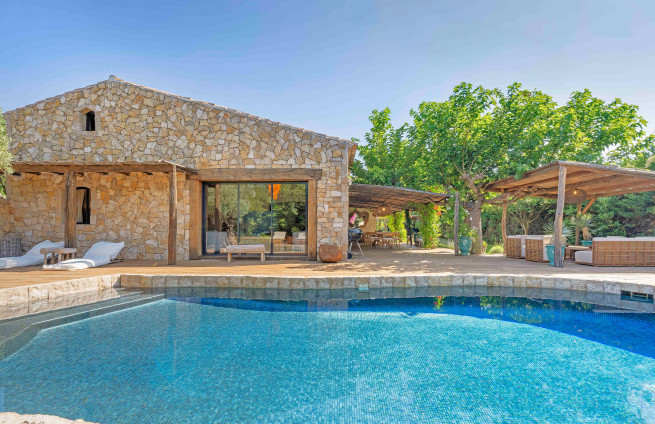 heated-pool-villa-grimaud