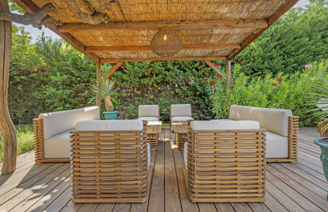 relaxation-pool-garden area
