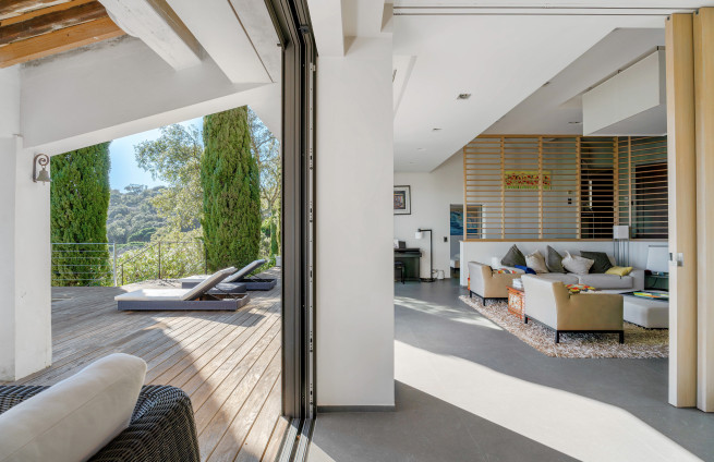 Interior living room with fireplace and opening onto a panoramic terrace