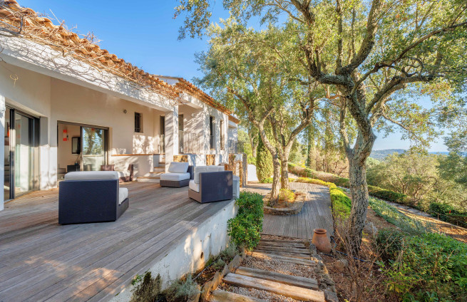 contemporary villa on the French Riviera with a Mediterranean garden and olive trees